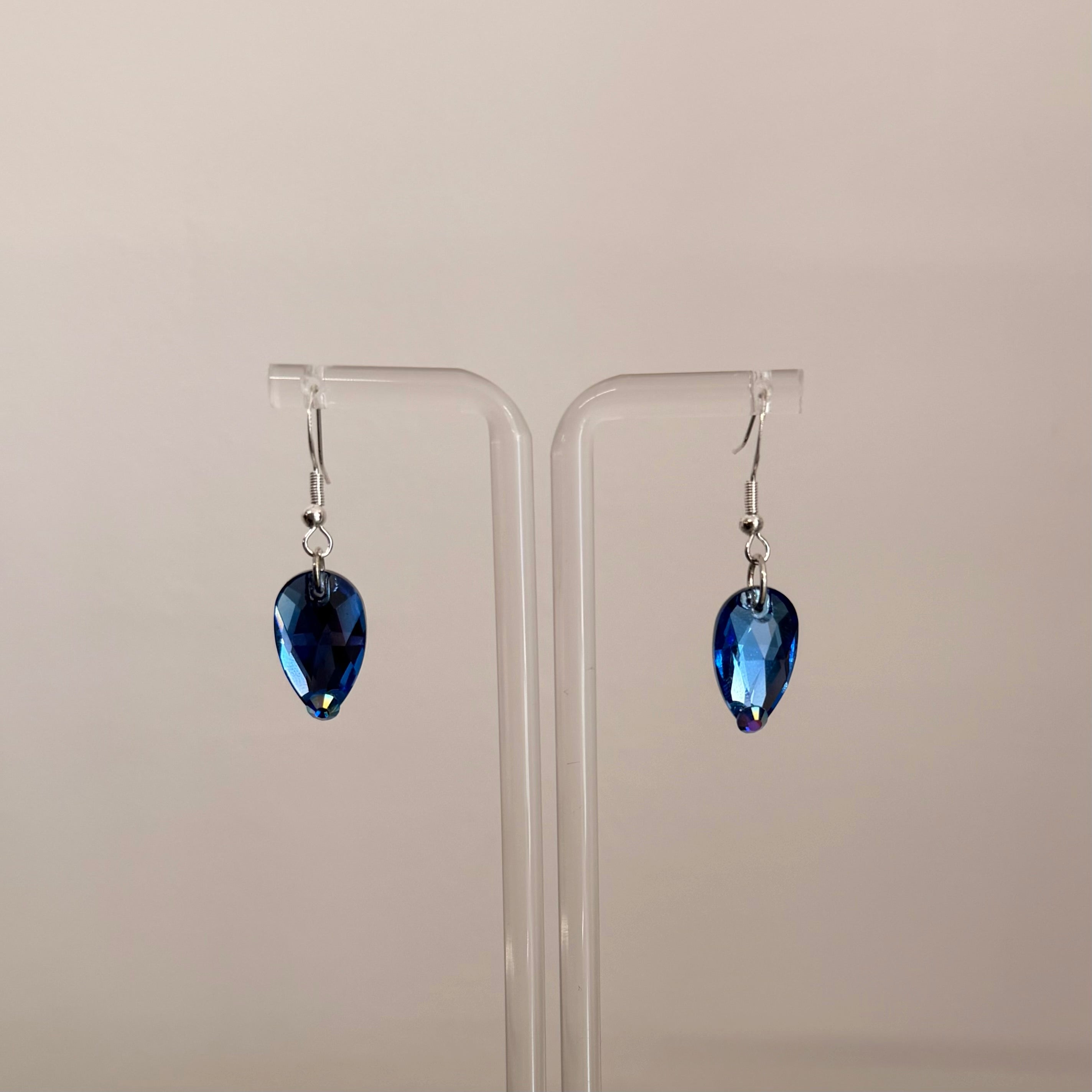 1 Drop Earrings in Pear Drop