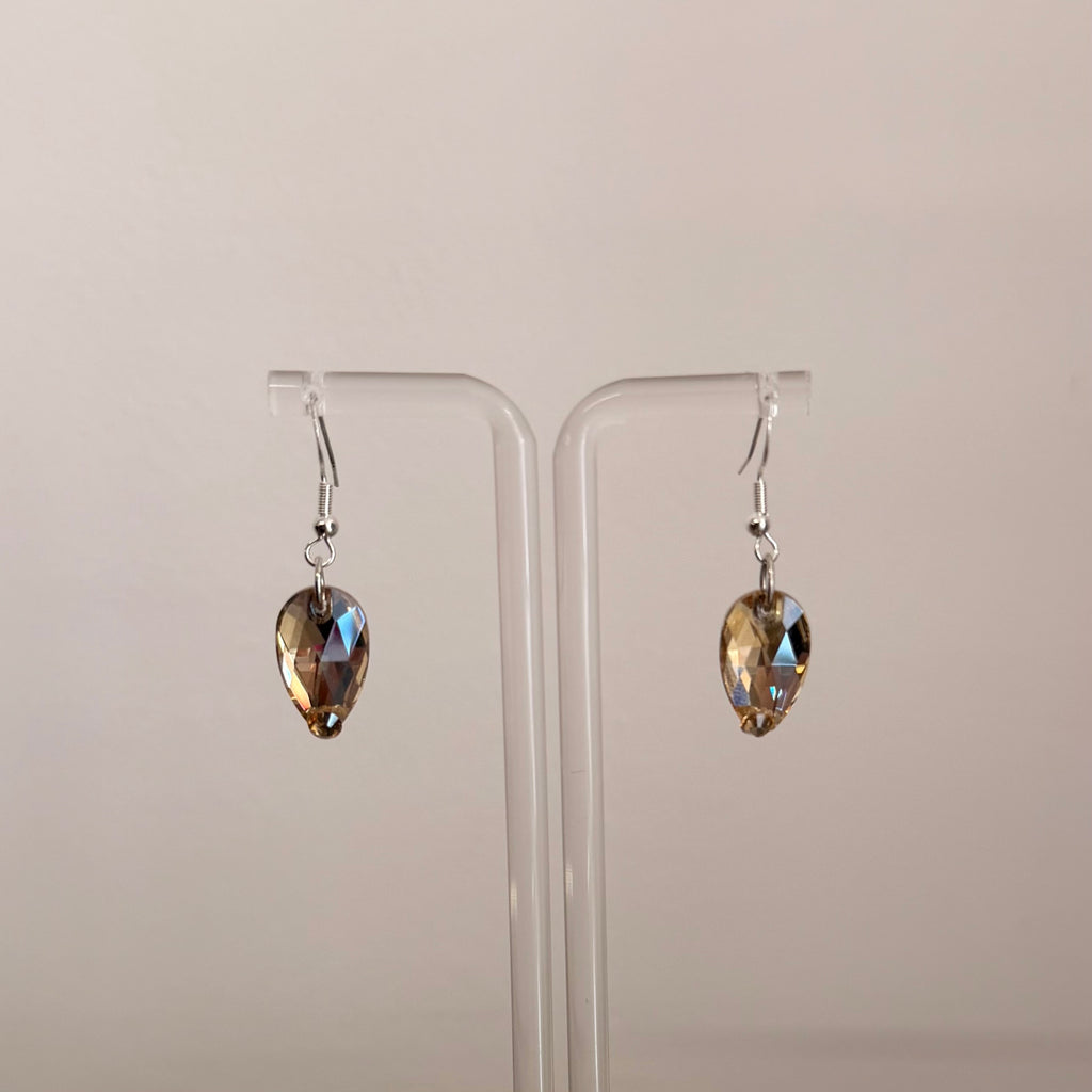 1 Drop Earrings in Pear Drop