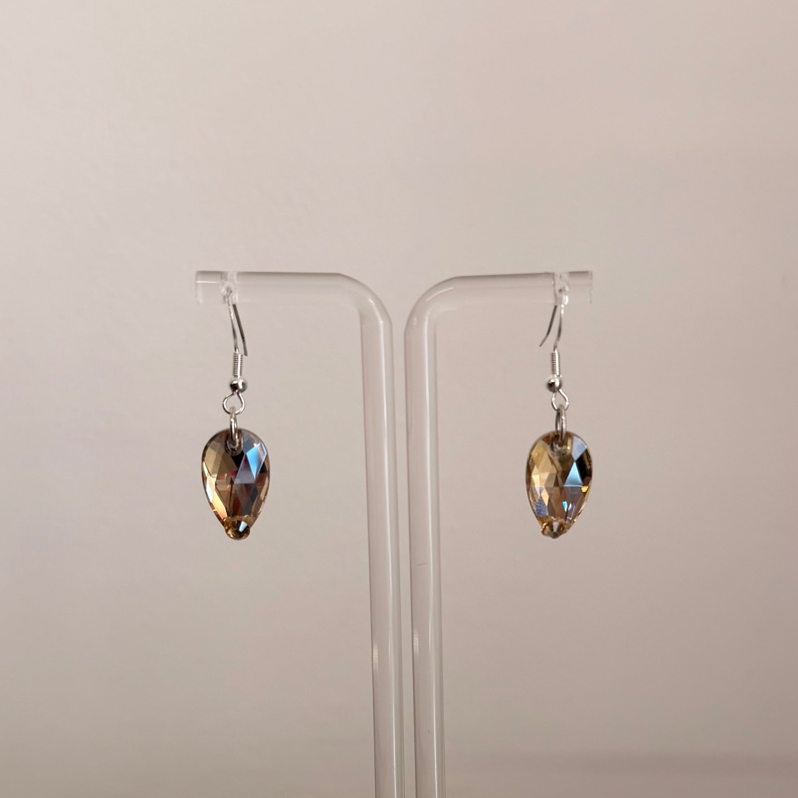 1 Drop Earrings in Pear Drop